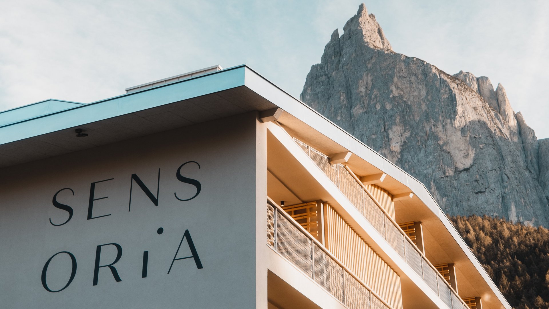 Sensoria Dolomites – Luxury for the Soul Modernes Hotel Sensoria Dolomites mit Bergspitze im Hintergrund
