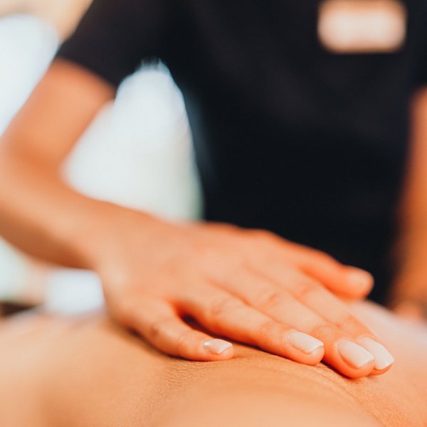Sensoria Dolomites – Luxury for the Soul Close-up of a hand giving a relaxing back massage