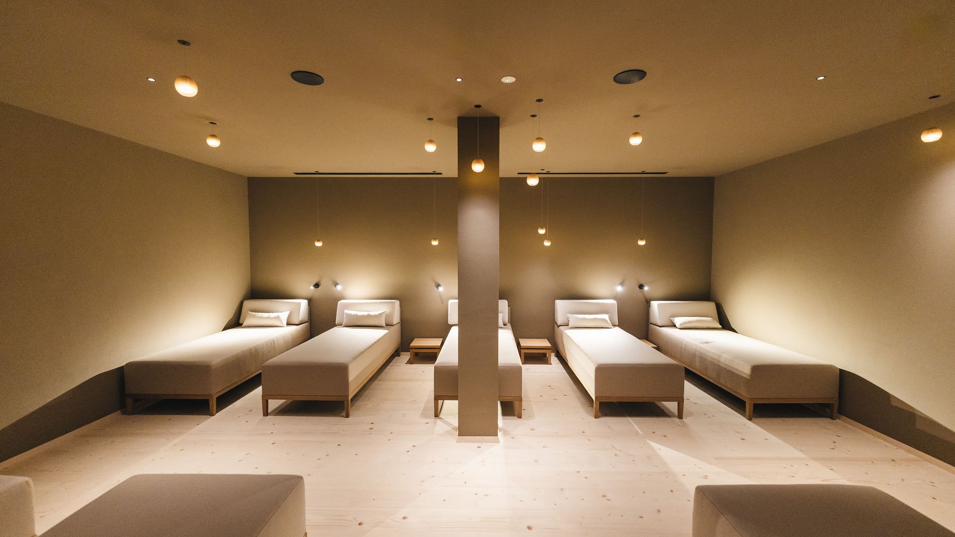 Sensoria Dolomites – Luxury for the Soul Simple room with six single beds and warm lighting