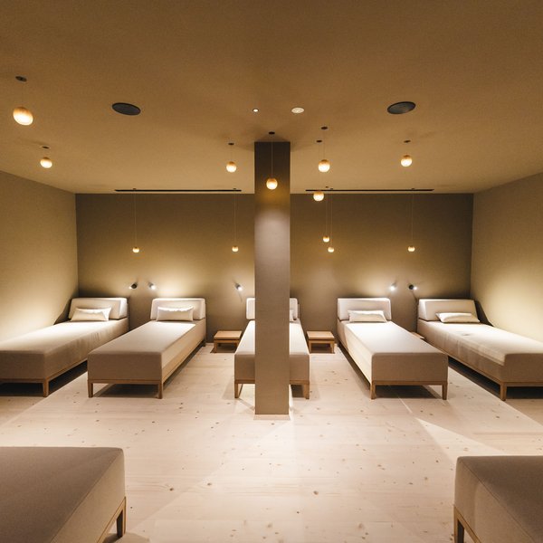 Sensoria Dolomites – Luxury for the Soul Simple room with six single beds and warm lighting